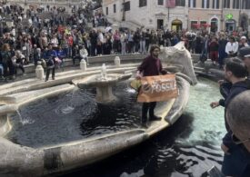 Activiștii de mediu au înnegrit apa unei fântâni istorice din Roma (Video)