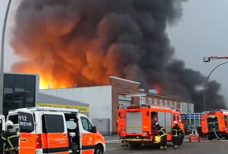 Avertizare de nor toxic la Hamburg, după un incendiu de proporții la mai multe depozite (Video)