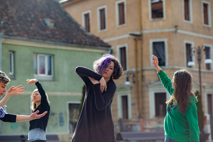 Slow dance - acțiune performativă cu ocazia Zilei Internaționale a Dansului Contemporan, la Brașov