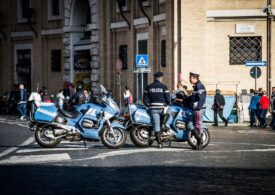 Doi români au murit în Italia. Mașina lor a intrat într-un stâlp și s-a rupt în două (Foto)