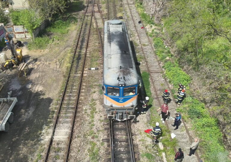 Locomotiva unui tren încărcat cu motorină a luat foc, la 200 metri de Gara Oradea (Video)