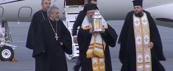 Sfânta Lumină de la Ierusalim a ajuns în România. Pentru prima dată, ea va fi oferită Mitropoliei Basarabiei