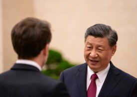 Trump îl acuză pe Macron că îl "pupă în fund" pe Xi. Chinezii îl laudă pe președintele Franței