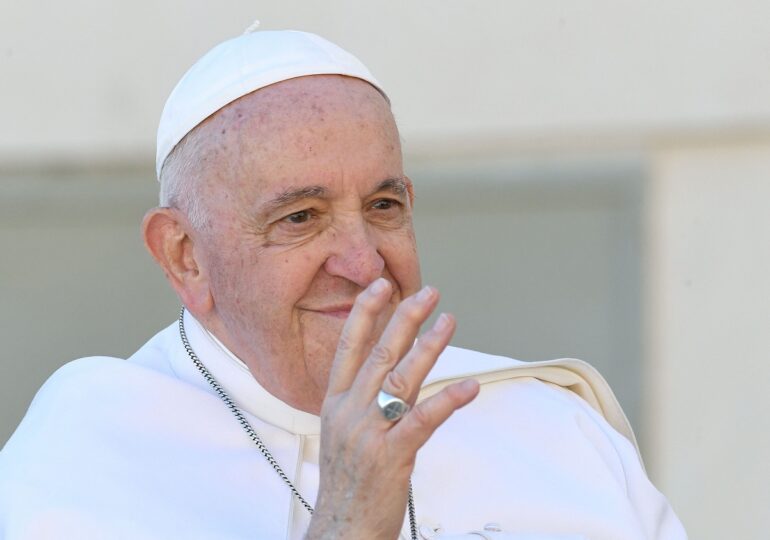 Papa Francisc a venit în scaun rulant să prezideze liturghia Pascală. Starea sa de sănătate stârnește preocupare (Video)
