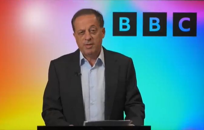 Președintele BBC a demisionat după ce a omis să declare că l-a ajutat pe Boris Johnson să împrumute un milion de dolari (Video)