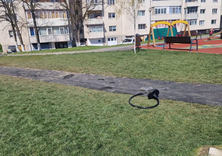 Niște puști au distrus tiroliana pusă cu fonduri UE într-un parc nou din Râmnicu Vâlcea