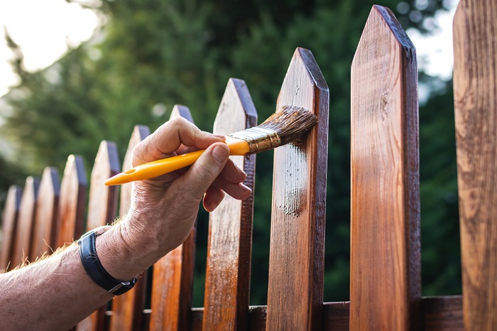 Cum protejăm și tratăm lemnul folosit la exterior: 6 sfaturi utile