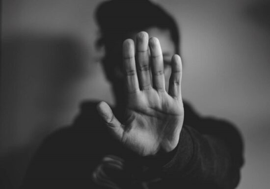 Cum ajung copiii și adolescenții la acte de violență extremă: factorii declanșatori și semnele văzute prea târziu