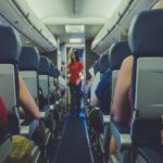 Reguli de bun simț în avion, viralizate pe TikTok: Scoaterea pantofilor e un semn de prost gust, dar unora nu le pasă