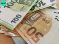 Doi angajați la o bancă din București au furat aproape 140.000 de euro din contul unui client