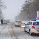 Iarnă cu minus 21 de grade: Peste 600 de școli închise, Deca propune cursuri online. Trenuri anulate, drumuri închise, ambulanțe blocate și nou-născut dus jumătate de km, pe jos