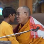 Dalai Lama cere iertare după ce a pupat pe gură un copil și i-a cerut să-i sugă limba (Video)