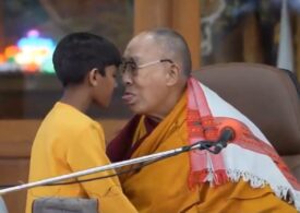 Dalai Lama cere iertare după ce a pupat pe gură un copil și i-a cerut să-i sugă limba (Video)
