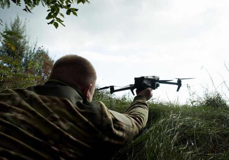 Toți militarii ruși învață să se apere de drone: Chiar și bucătarii sunt instruiți să le doboare