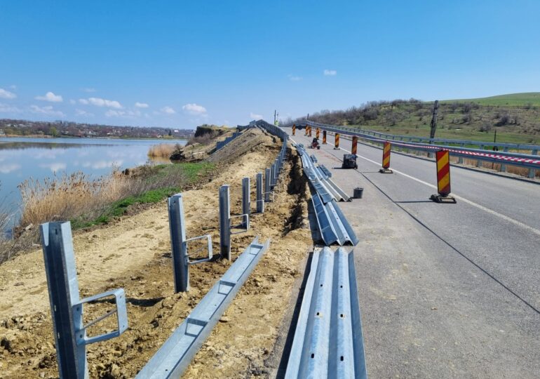 Un drum din Iași s-a surpat la mai puțin de o lună de la inaugurare. PSD și PNL își aruncă pisica (Foto)