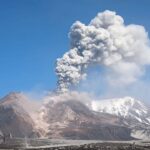 Erupție puternică a unui vulcan din Rusia: Coloana de fum s-a ridicat la 20 km, casele și mașinile sunt îngropate de cenușă (Foto&Video)