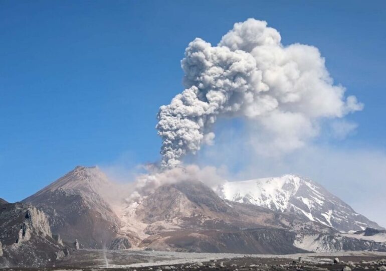 Erupție puternică a unui vulcan din Rusia: Coloana de fum s-a ridicat la 20 km, casele și mașinile sunt îngropate de cenușă (Foto&Video)