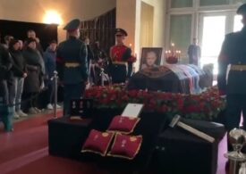 Sute de persoane la înmormântarea bloggerului rus ucis în atentat. Onoruri, mascați și un baros pe sicriu de la Prigojin (Video)
