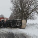 Vremea continuă să facă probleme în țară. Mașini blocate în zăpadă, trafic restricționat, zboruri întârziate (Video)