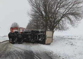 Vremea continuă să facă probleme în țară. Mașini blocate în zăpadă, trafic restricționat, zboruri întârziate (Video)