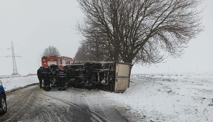 Vremea continuă să facă probleme în țară. Mașini blocate în zăpadă, trafic restricționat, zboruri întârziate (Video)