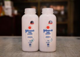 Johnson & Johnson va plăti despăgubiri uriașe după ce a vândut pentru copii pudră de talc cu efect cancerigen