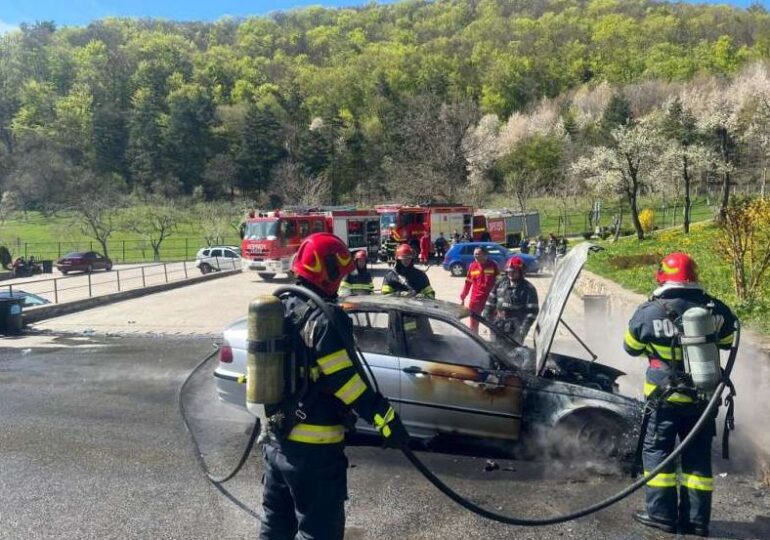 O mașină a ars în parcarea Mânăstirii Prislop