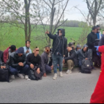 Poliția ungară a găsit 17 migranți înghesuiți într-un camion, aproape de asfixiere. Un pont de la autoritățile române le-a salvat viața