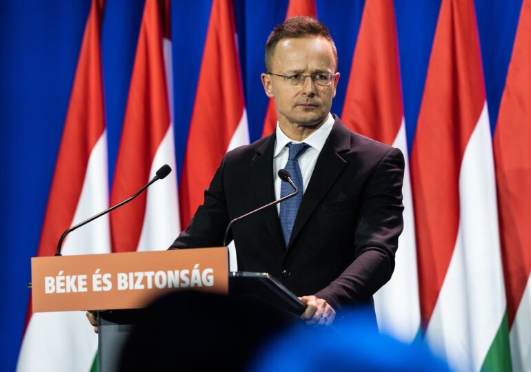 Derapaj grosolan. Ministrul maghiar de Externe vorbește de finalul războiului în fața hărții Ungariei mari, ce conține și bucăți din Ucraina și România (Foto)