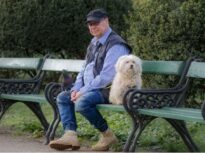 De ce mirosim diferit pe măsură ce înaintăm în vârstă?