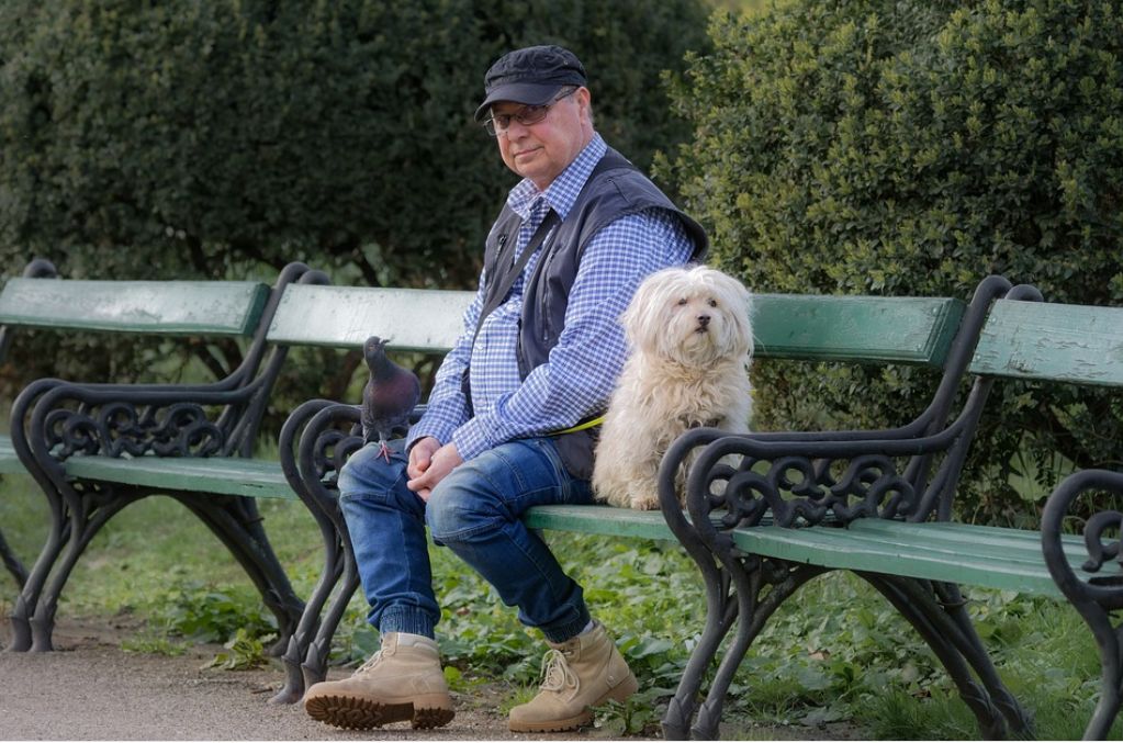 De ce mirosim diferit pe măsură ce înaintăm în vârstă?