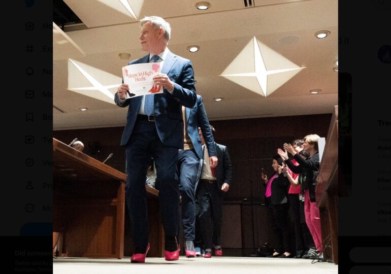 Polemici după ce mai mulți politicieni canadieni, inclusiv un ministru, au defilat în pantofi roz cu toc (Foto & Video)