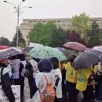 Sindicaliștii din Educație protestează în fața Guvernului: Nu se poate face învățământ de calitate cu profesori care se gândesc dacă au ce mânca (Video)