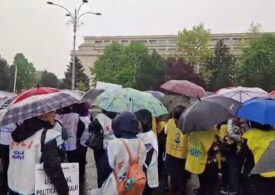 Sindicaliștii din Educație protestează în fața Guvernului: Nu se poate face învățământ de calitate cu profesori care se gândesc dacă au ce mânca (Video)