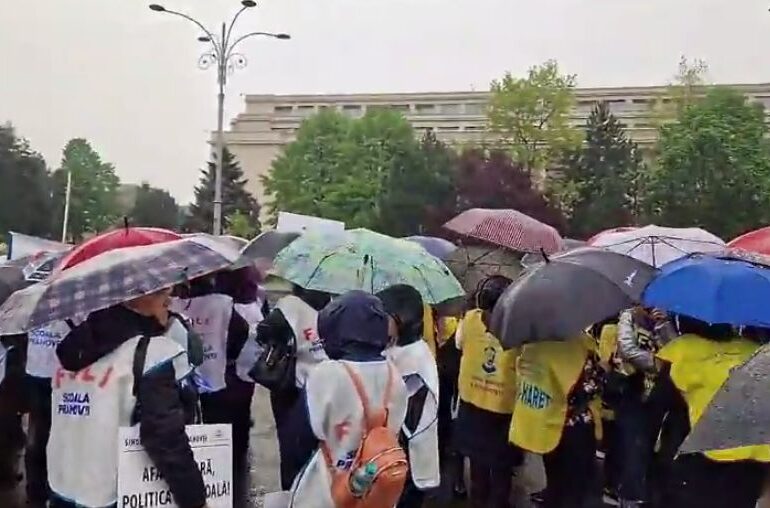 Sindicaliștii din Educație protestează în fața Guvernului: Nu se poate face învățământ de calitate cu profesori care se gândesc dacă au ce mânca (Video)