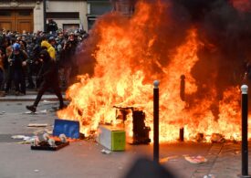 Proteste violente în Franța, manifestanții au dat buzna în sediul Louis Vuitton din Paris: Dacă vor bani de pensii, să-i ia de la miliardari! (Foto&Video)
