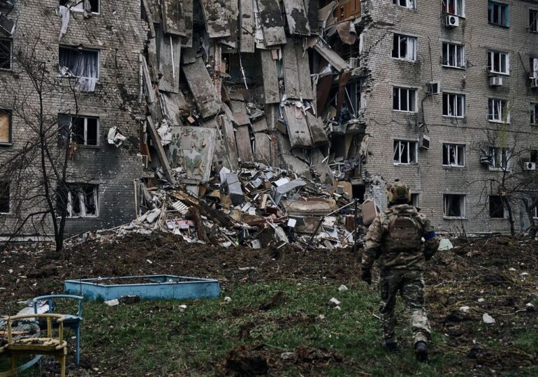 Atac masiv în Ucraina: Rachetele rușilor au lovit o zonă rezidențială din est, zeci de răniți