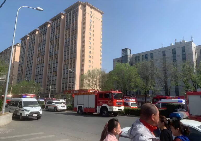 Incendiu la un spital din Beijing, soldat cu cel puțin 29 de morți. Mai mulți oameni au sărit pe geam (Video)