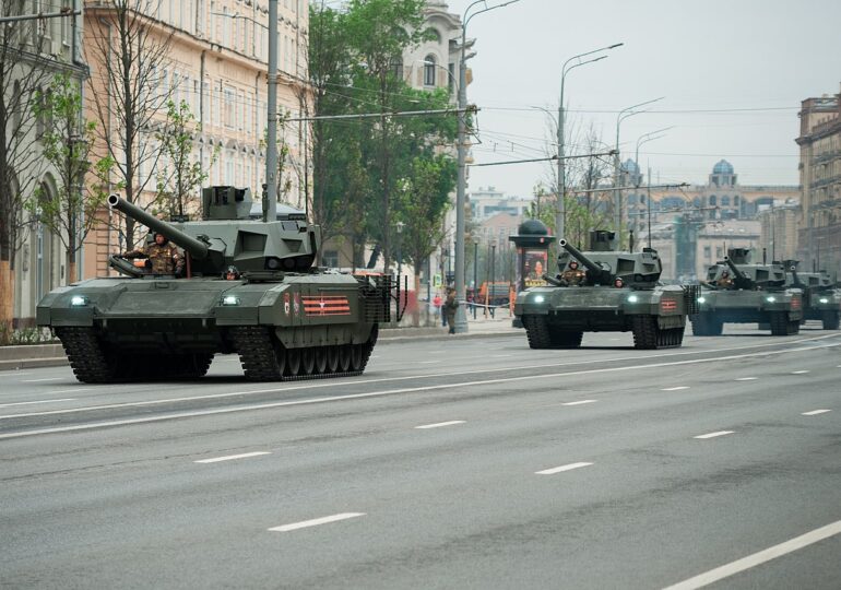 Cel mai sofisticat tanc al Rusiei a ajuns în Ucraina: Ce poate face T-14 în fața unui Abrams (Video)