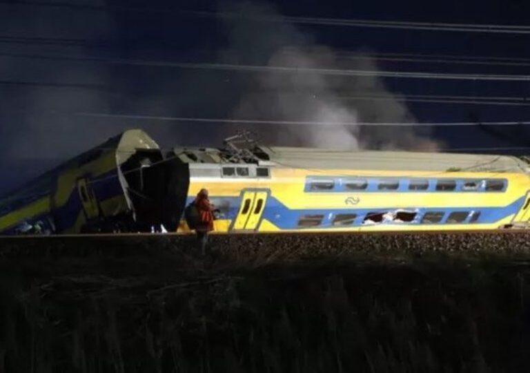 Un tren a deraiat în apropiere de Haga: Cel puțin un mort și 30 de răniți (Foto)