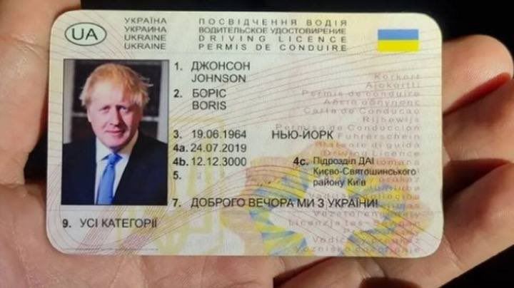 Un șofer beat cu permis fals pe numele Boris Johnson a fost reținut după ce a făcut accident