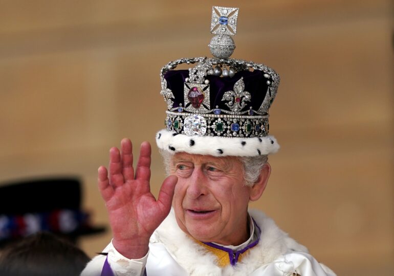 Regele Charles al III-lea a glumit pe seama ”degetelor cârnăciori” într-un film despre încoronarea sa