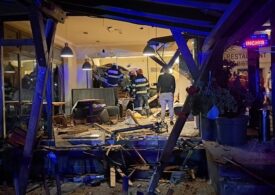 Cluj: Un șofer de 19 ani a intrat cu mașina într-un restaurant (Video)
