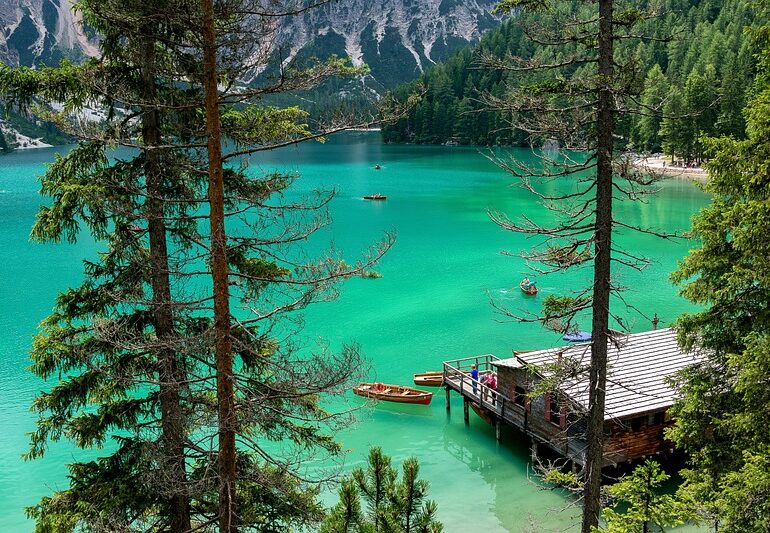 O zonă foarte apreciată din Italia limitează numărul de turiști și restricționează accesul la un celebru lac