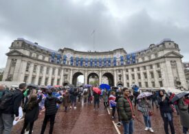Zeci de mii de oameni au înfruntat ploaia pentru a-l susține pe regele Charles în ziua încoronării (Foto & Video)