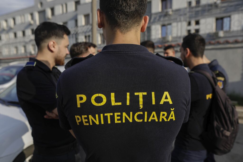 Un violator evadat a fost împușcat mortal de poliție