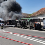 8 mașini au fost distruse complet după ce TIR-ul care le transporta s-a răsturnat (Foto)