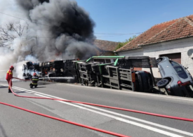 8 mașini au fost distruse complet după ce TIR-ul care le transporta s-a răsturnat (Foto)