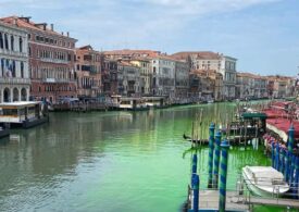 Controverse după ce apa dintr-un canal al Veneției a devenit verde fosforescent (Foto & Video)