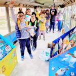Autobuzul cu cărți. Soluția unei învățătoare de la sat pentru a le oferi copiilor o bibliotecă (Galerie foto)